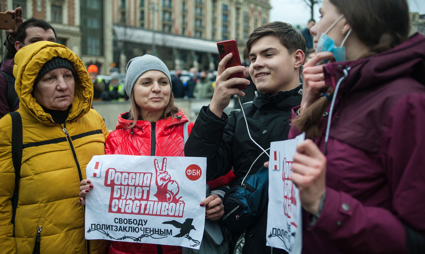 Перед акцией были задержаны Любовь Соболь, Кира Ярмыш и профессор ВШЭ Владимир Рыжков