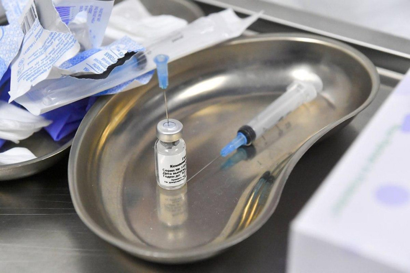 Вакцину вводят в два этапа: сначала первый компонент вакцины, а через 21 день — второй.
