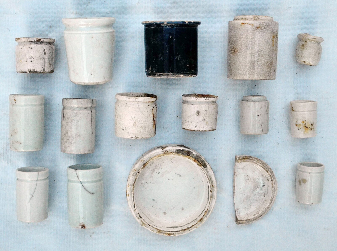 Это фрагменты фаянсовой и фарфоровой посуды с клеймами заводов, принадлежавших семье промышленника и предпринимателя Матвея Кузнецова. Он основал одно из крупнейших в Российской империи фарфорово-фаянсовых производств