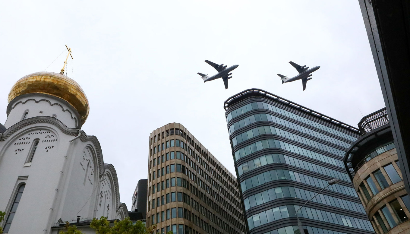 Пролет авиационных групп на парад в честь 76-й годовщины Победы в Великой Отечественной войне