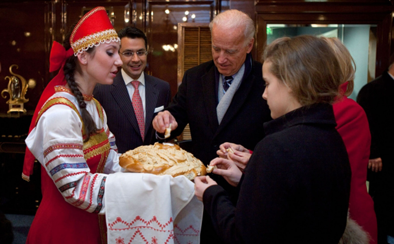 Джо Байден, доктор Джилл Байден и Финнеган Байден на приветственной церемонии хлеба-соли в отеле Ritz Carlton в Москве, 2011 г.