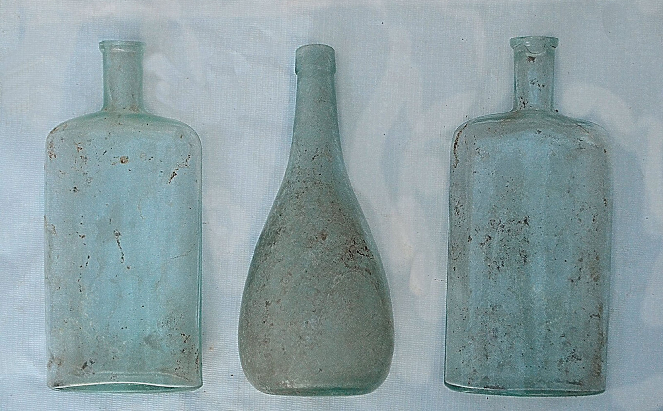 Стеклянные изделия, найденные при реконструкции кинотеатра