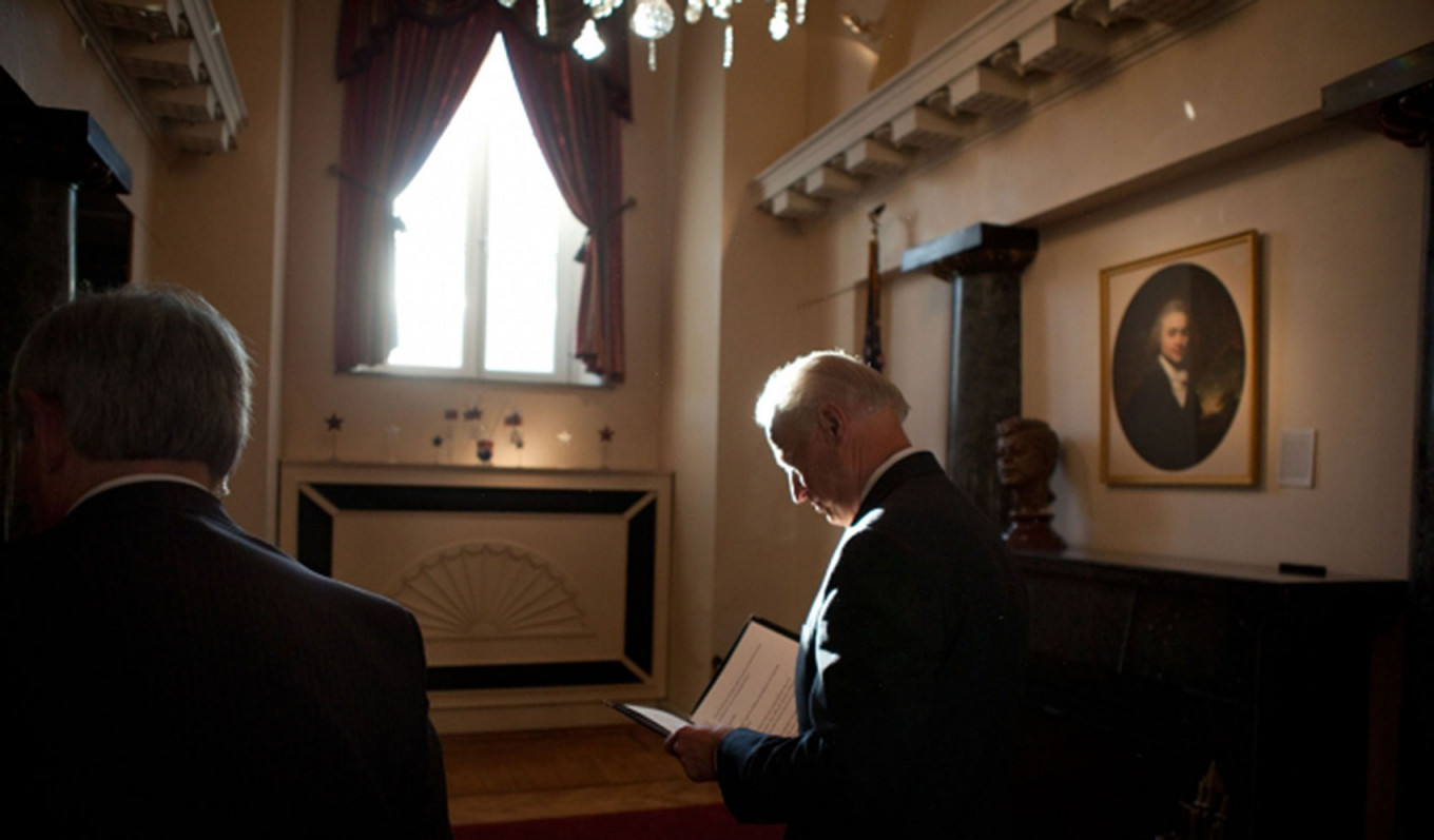 Вице-президент Джо Байден зачитывает свою речь об отношениях между США и Россией перед мероприятием в МГУ в Москве, 2011 г.