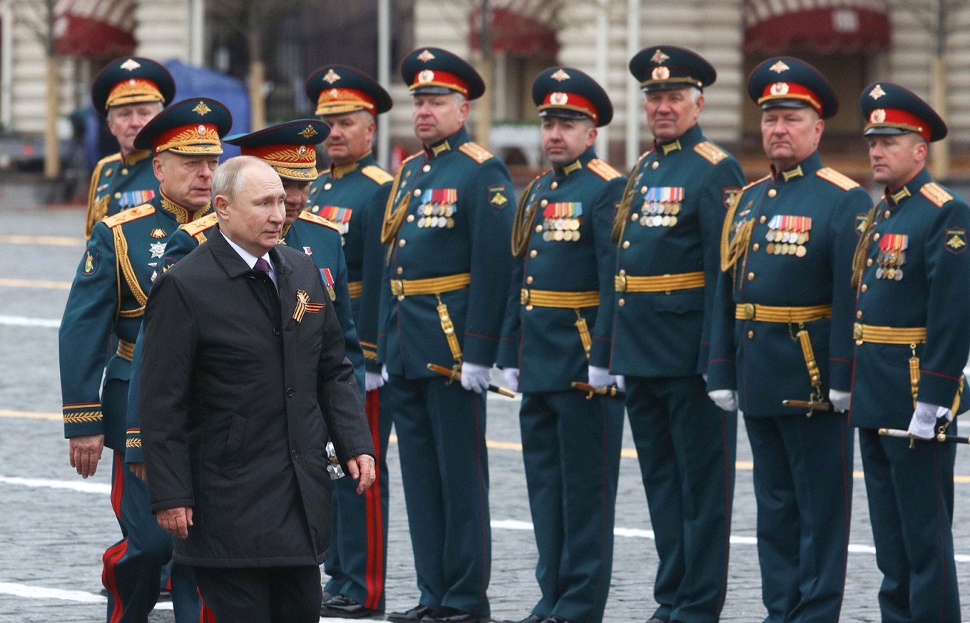 Президент России Владимир Путин (на первом плане) во время военного парада на Красной площади, посвященного 76-й годовщине Победы в Великой Отечественной войне