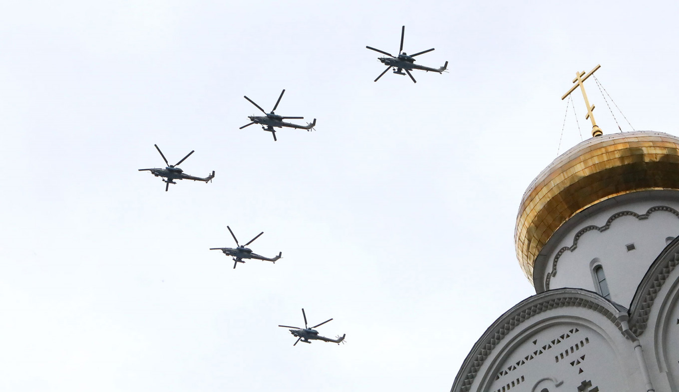 Пролет авиационных групп на парад в честь 76-й годовщины Победы в Великой Отечественной войне