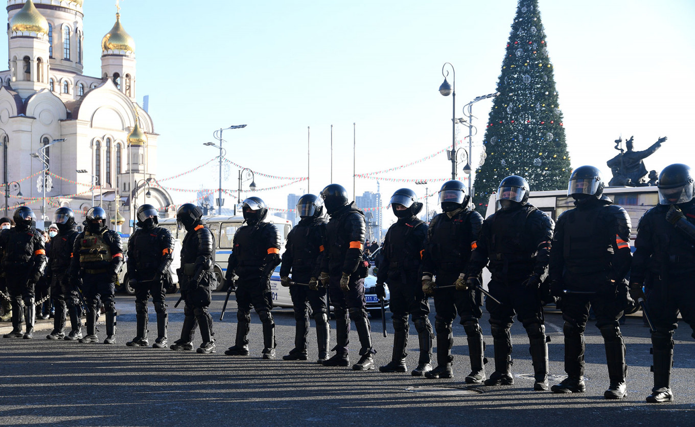 Владивосток. Сотрудники ОМОНа во время несанкционированной акции в поддержку Навального у Центральной площади