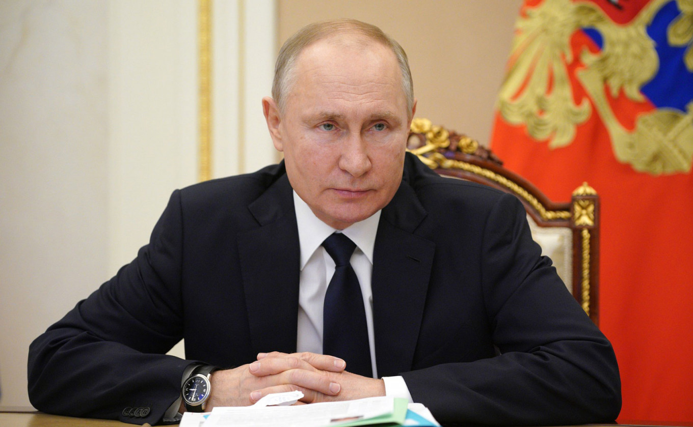 Доход президента Владимира Путина немного вырос по сравнению с 2019 годом — 9,99 млн руб. и 9,7 млн руб. соответственно. В собственности президента — по-прежнему квартира площадью 77 кв. м, гараж, два раритетных автомобиля «ГАЗ М21», внедорожник «Нива» и прицеп «Скиф»