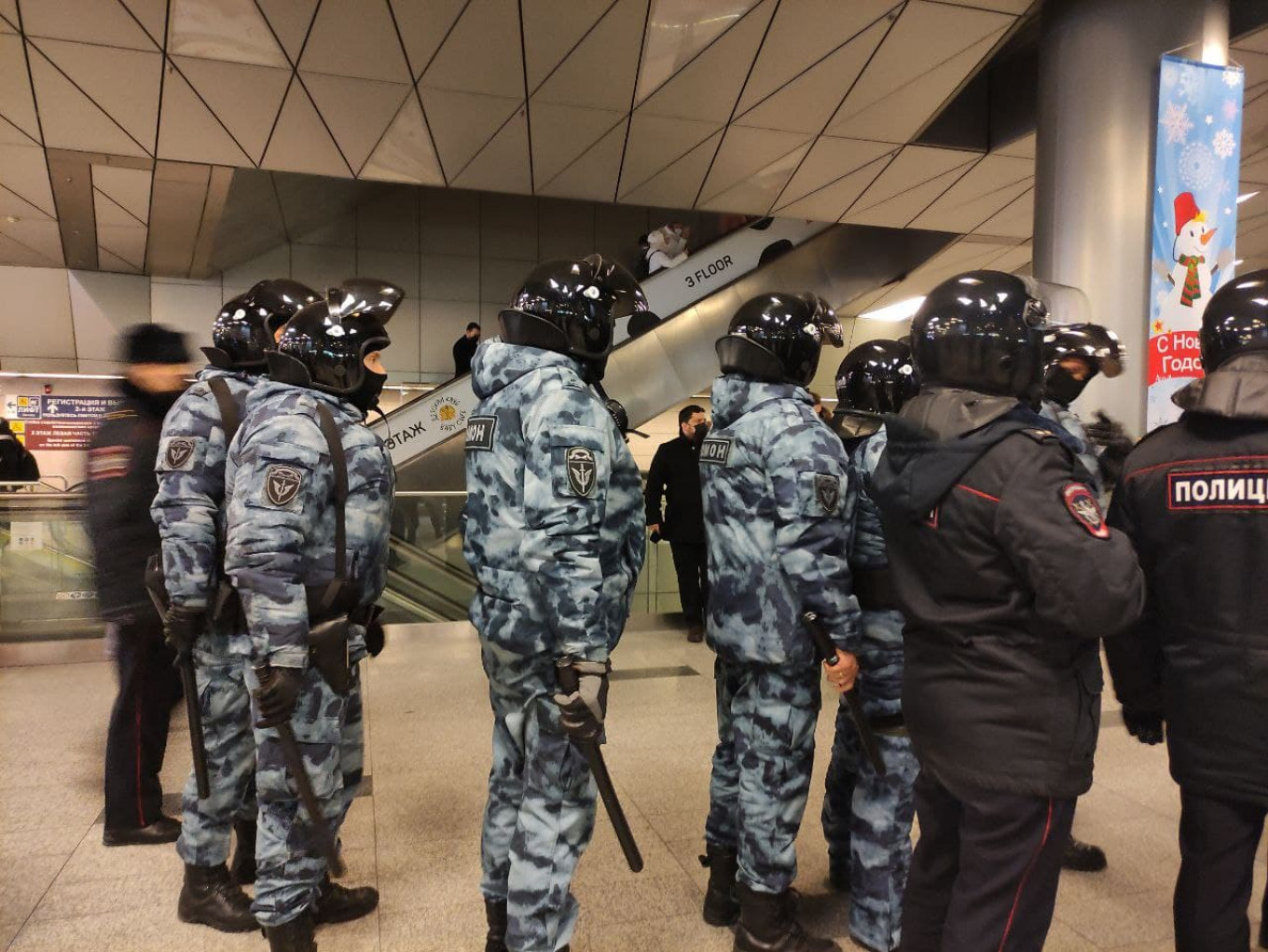 Сотрудники ОМОН с дубинками в аэропорту «Внуково» за полчаса до прилета Алексея Навального Фото: Екатерина Гробман / VTimes