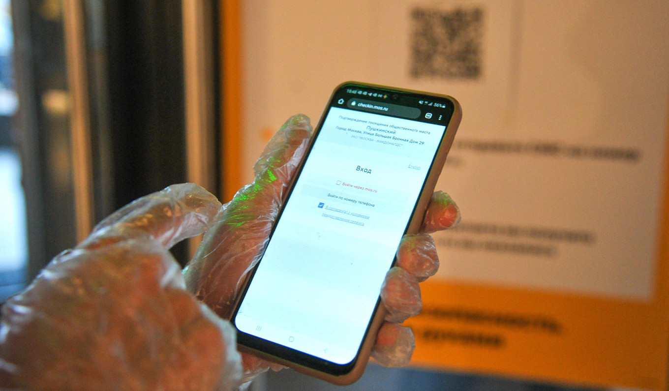 На входе в заведение посетитель сканирует QR-код или отправляет sms на специальный номер 7377. Если у кого-то из находившихся с ним одновременно в помещении выявят коронавирус, на зарегистрированный номер придет уведомление