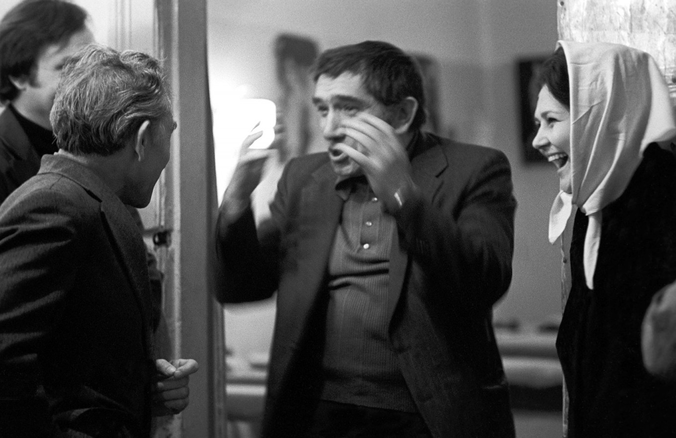 В фойе Театра имени Вл. Маяковского, 1978