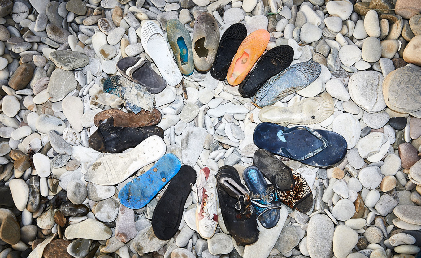 В экспедициях эксперты Greenpeace используют методику Guidance on Monitoring of Marine Litter in European Seas, разработанную проектом DeFishGear. Данные, собранные в том числе с ее помощью, легли в основу Директивы по запрету отдельных видов пластиковых изделий в Евросоюзе<br />
<br />
На фото: обувь с берега Шепси