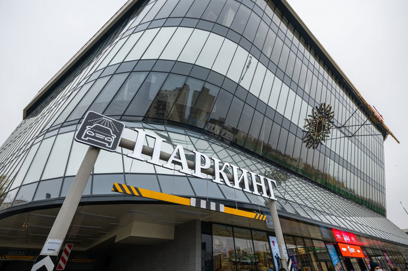 В Москве открыли транспортно-пересадочный узел «Щелковский». Комплекс площадью более 150 000 кв. м объединяет автовокзал «Центральный» и торгово-развлекательный центр «Щёлковский», уточняет компания-застройщик «Киевская площадь»