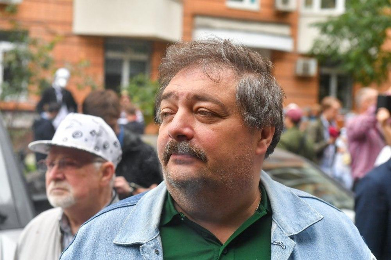 К зданию суда пришли актеры Иван Охлобыстин, Никита Джигурда, писатель Дмитрий Быков и др. Несколько человек были задержаны.
