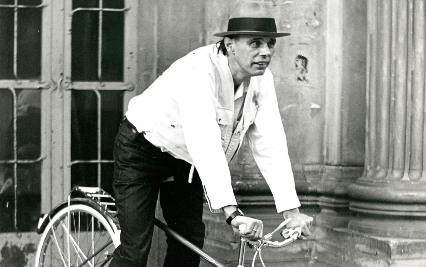 
				Йозеф Бойс, 1970-е годы				 				Фото: Hans Lachmann / CC BY-SA 2.0			