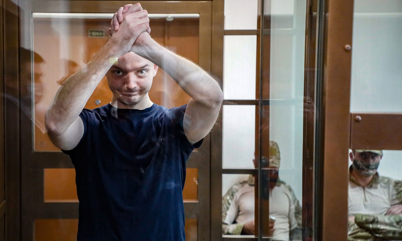 7 июля Иван Сафронов, бывший журналист «Коммерсанта» и «Ведомостей», советник главы корпорации «Роскосмос» Дмитрия Рогозина, был задержан возле своего дома. Ему предъявили обвинение в госизмене. Сейчас он находится под арестом<br />
<br />
На фото: Иван Сафронов во время рассмотрения апелляционной жалобы защиты на продление ареста в Мосгорсуде