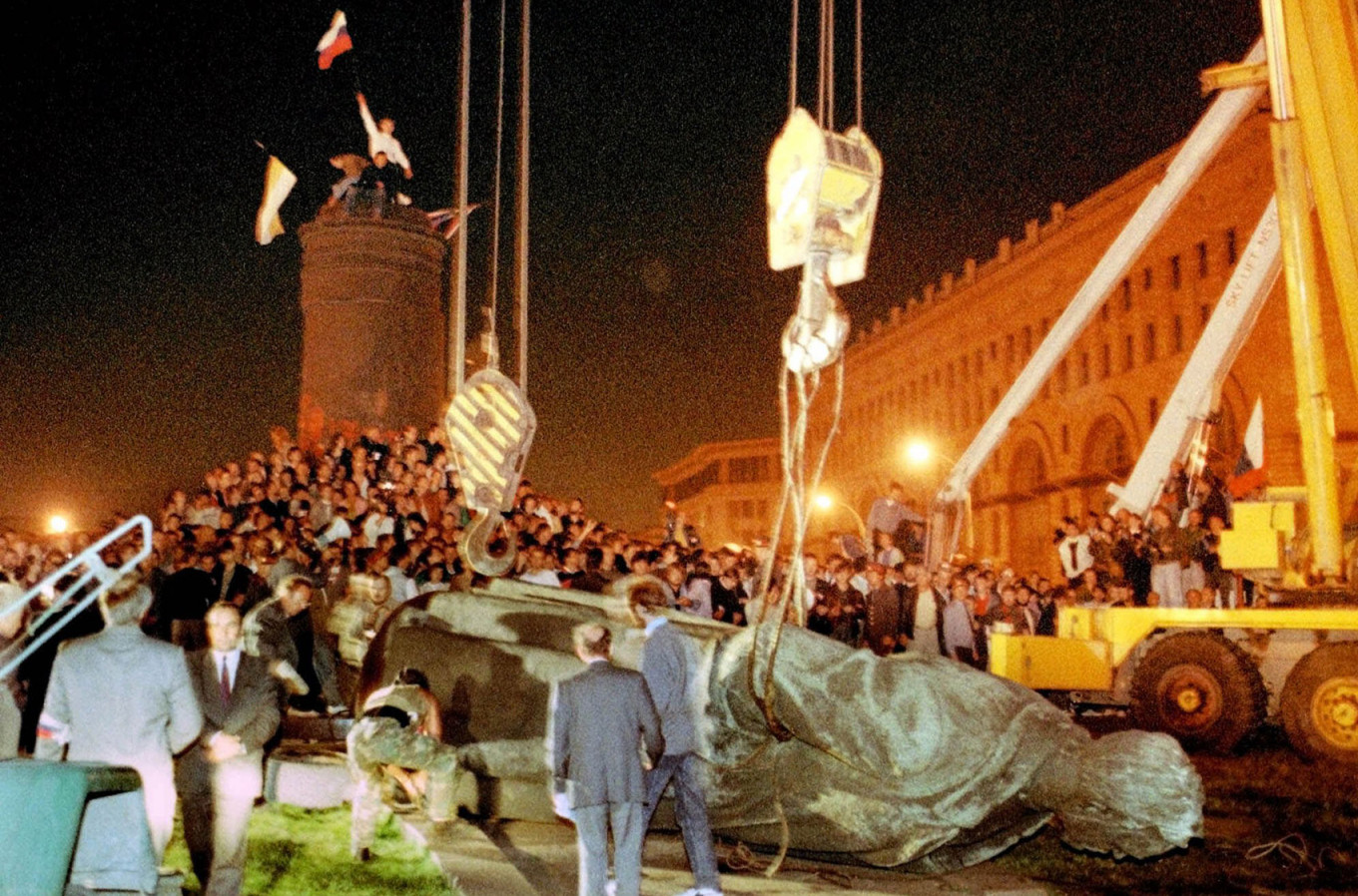 Демонтаж памятника Феликсу Дзержинскому в Москве, 1991 год Фото: Александр Земляниченко / AP / ТАСС