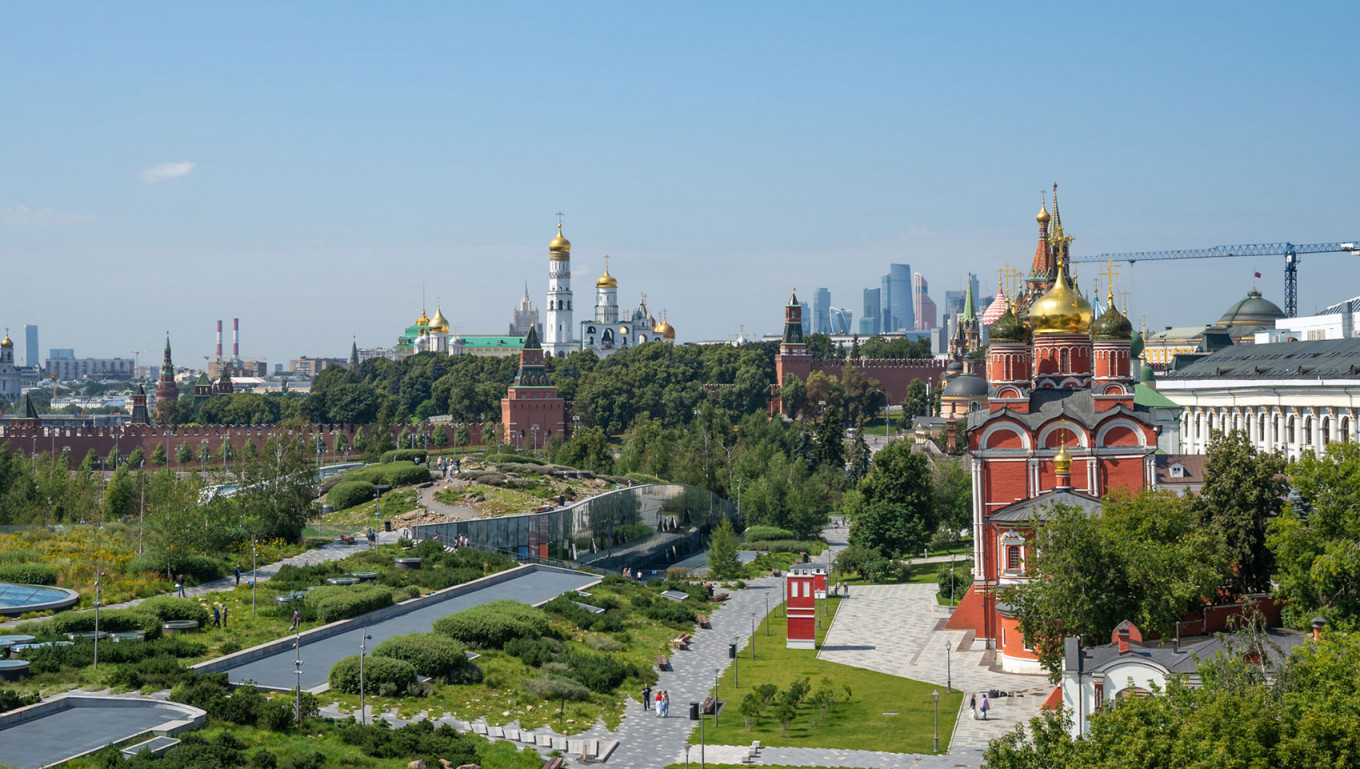 «Киевская площадь» приобрела проект отеля на Варварке в 2016 г. <br />
Гостиницей интересовались многие операторы. Еще до покупки «Киевской площадью» велись переговоры об управлении отелем с Dorchester Collection, Oetker Collection и Mandarin Oriental. В 2017 г. появилась информация, что «Киевская площадь» выбрала бренд Waldorf Astoria, но в итоге договорились с Accor
