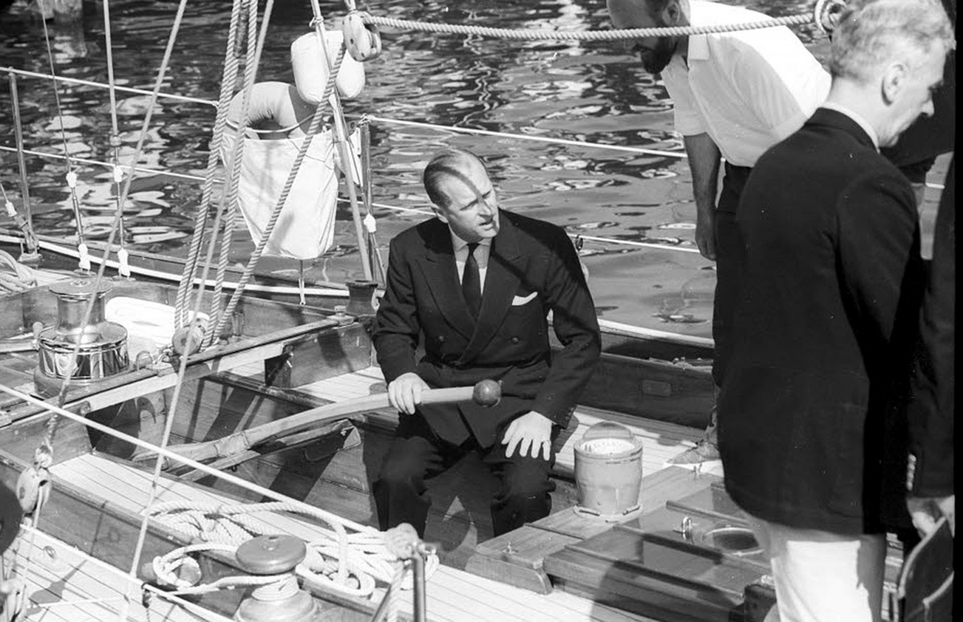 Принц Филип на борту своей яхты Bloodhound, 1966 год