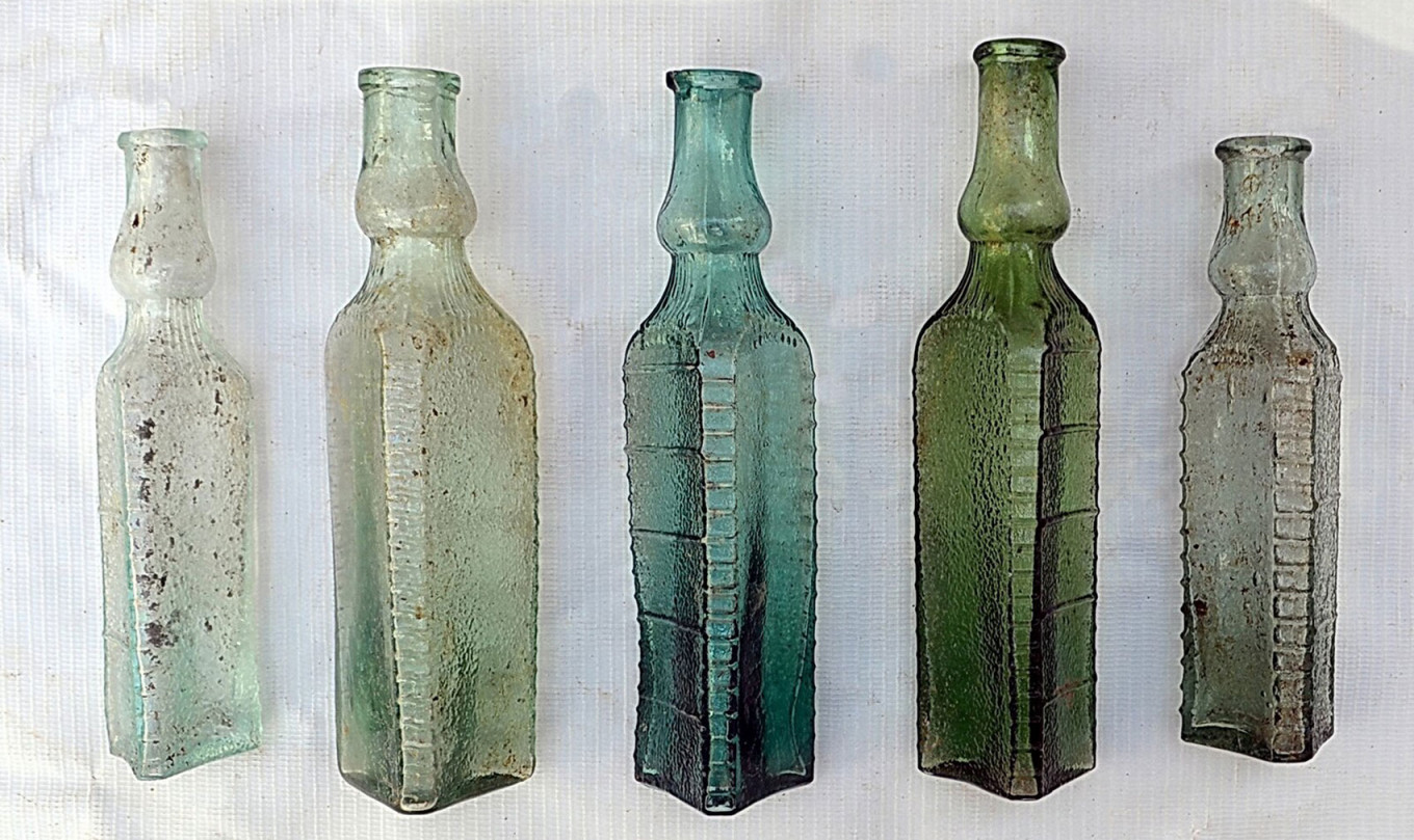 Там же были найдены стеклянные изделия конца XIX — начала XX вв. 