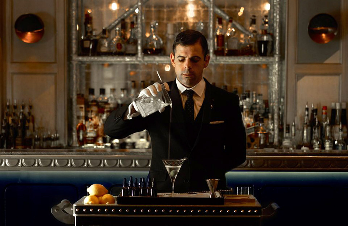 Эксперты рейтинга лучших баров мира The World’s 50 Best Bars объявили топ-50 заведений по итогам 2020 года. Хотя большинство баров некоторое время были закрыты из-за пандемии коронавируса и связанных с ней ограничений, публикацию рейтинга решили не отменять – чтобы поддержать сильно пострадавшую индустрию. <br />
Победителем рейтинга 2020 года стал лондонский Connaught Bar, в прошлом году занимавший второе место