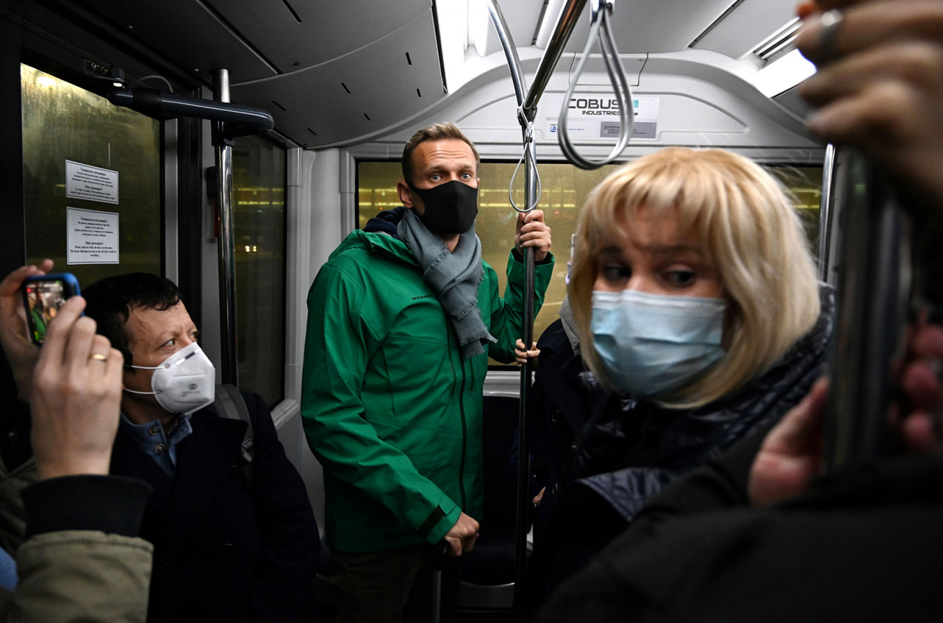 Навальный вышел из автобуса и сразу пообщался с журналистами Фото: Kirill Kudryavtsev / AFP