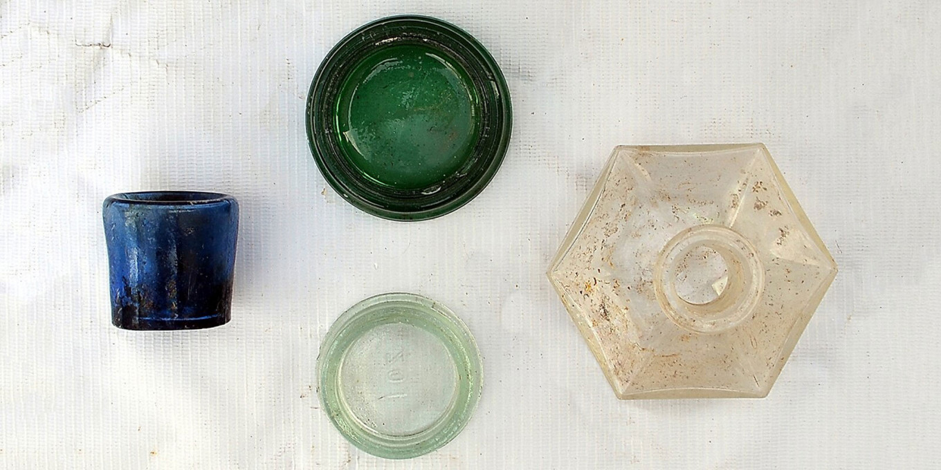 Среди находок — фляги, штофы, чернильницы, аптечные пузырьки, пробирки, флаконы, рюмки и бокалы