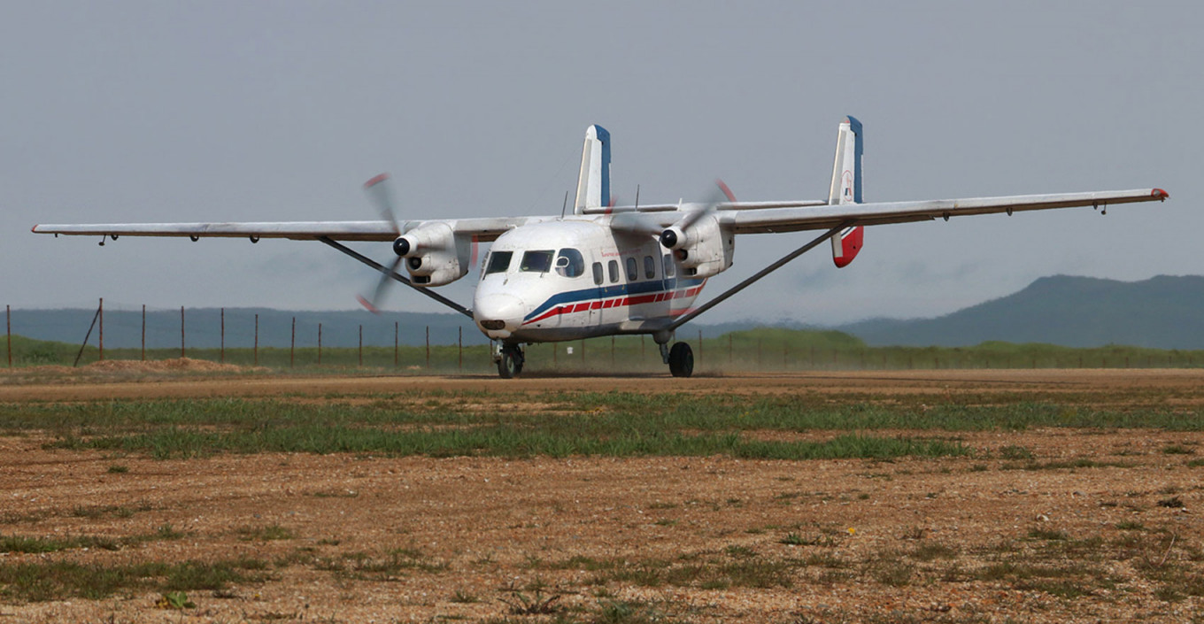 В коммерческой гражданской авиации России остается шесть самолетов Ан-28. Все они летают за Уралом. Гендиректор Камчатского авиационного предприятия Алексей Храбров считает Ан-28 неприхотливым, достаточно мощным и отлично подходящим для грунтовых аэродромов самолетов. На снимке: единственный 17-местный Ан-28 (RA-28714) Камчатского авиапредприятия прилетел на остров Беринга Фото: Игорь Двуреков