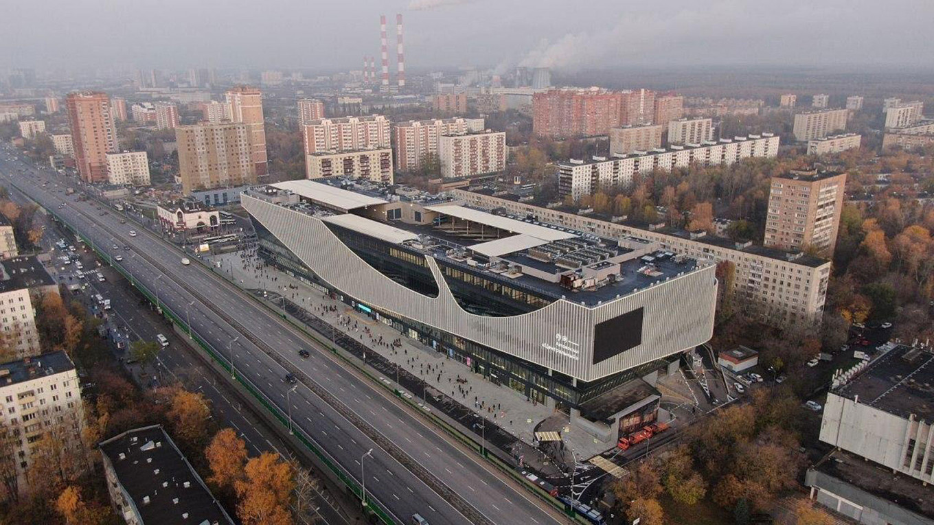 Новое здание построено на месте старого Щелковского автовокзала. Он работал с 1971 г. и до начала 2000-х годов был единственным автовокзалом в Москве