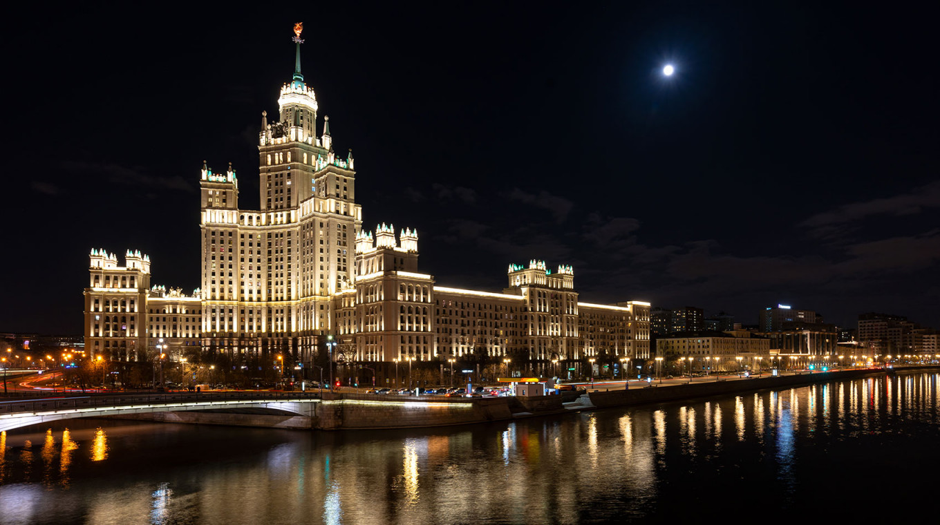 «Час Земли» проходил в России 13-й раз<br />
<br />
На фото: Москва, высотка на Котельнической набережной
