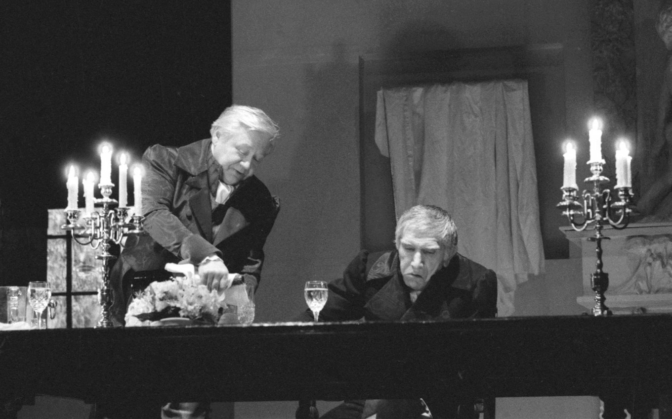 В роли Фуше в спектакле «Ужин». Слева – Олег Табаков. 1994