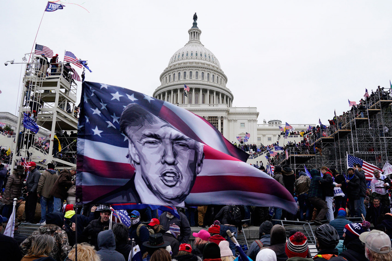 Утром в среду Трамп лично выступил на митинге своих сторонников в Вашингтоне и призвал их идти к Капитолию. «Мы знаем, что вы чувствуете», — сказал он. После протестов у здания конгресса толпа ворвалась внутрь.