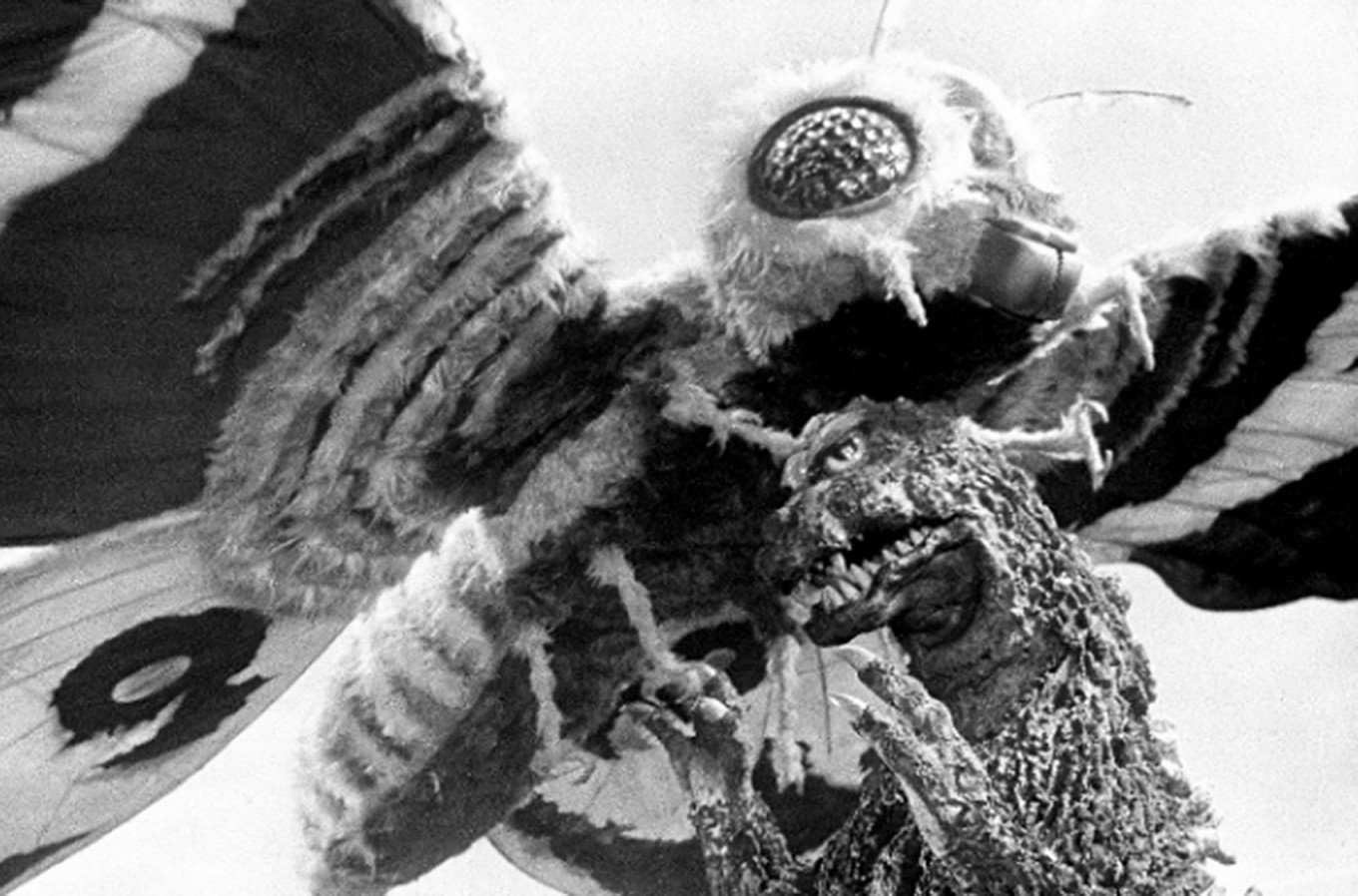 Кадр из фильма «Мотра против Годзиллы» (1964)
