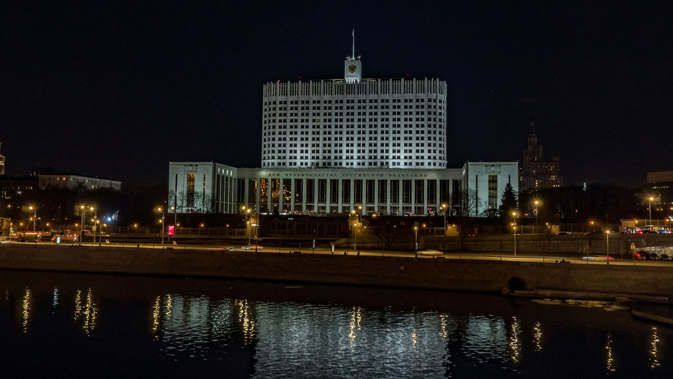 Большая часть денег (3,8 млн руб.) тогда пошла на создание тропы в Командорском заповеднике, а остальное — на поддержание программы первозданных лесов<br />
<br />
На фото: Москва, Дом правительства