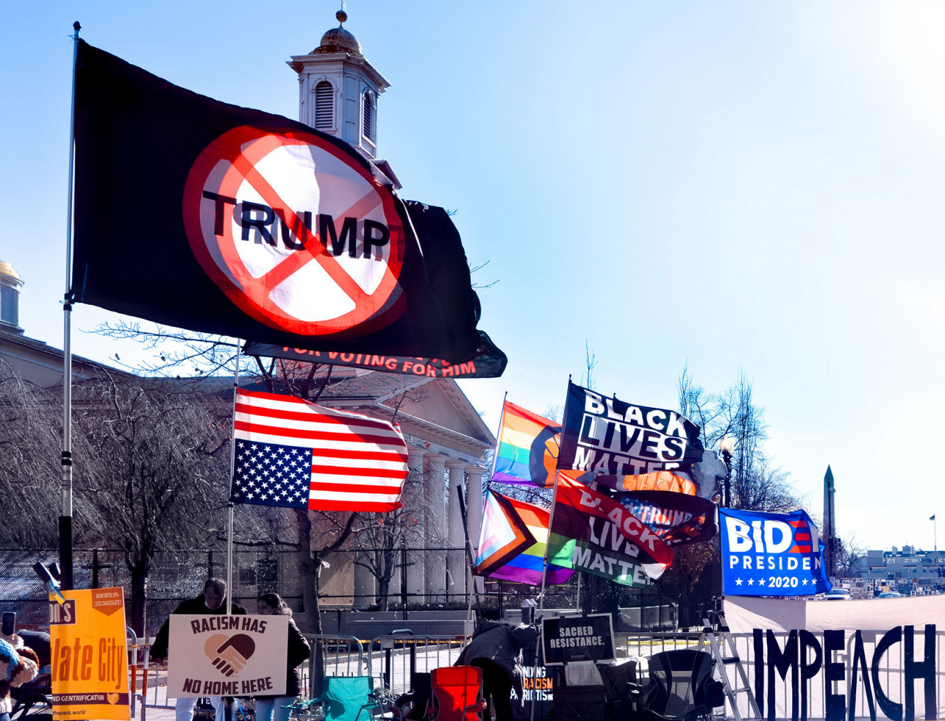 В нарушение традиции Дональд Трамп не посетит инаугурацию Байдена. Трамп безосновательно утверждал, что выборы были «украдены», и стал первым в истории президентом, которому Палата представителей Конгресса дважды объявила импичмент – в этот раз за «подстрекательство к мятежу». Суд над Трампом в Сенате состоится уже после его ухода с поста президента