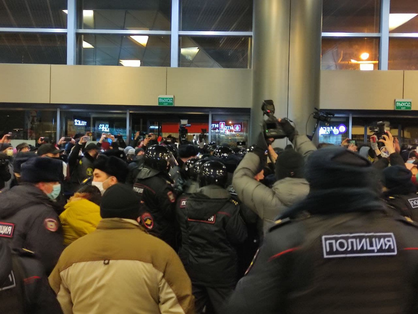 Полиция и ОМОН вытесняют сторонников Алексея Навального из аэропорта «Внуково» Фото: Екатерина Гробман / VTimes