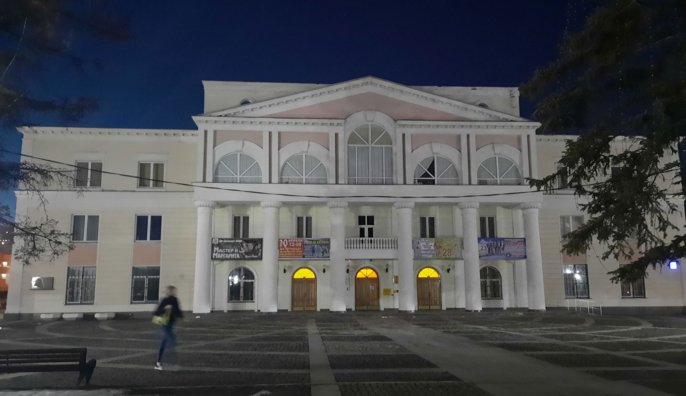 Пока колебания мощности даже не сопоставимы с вечерними и утренними скачками<br />
<br />
На фото: Долгопрудный, Дом культуры «Вперед»