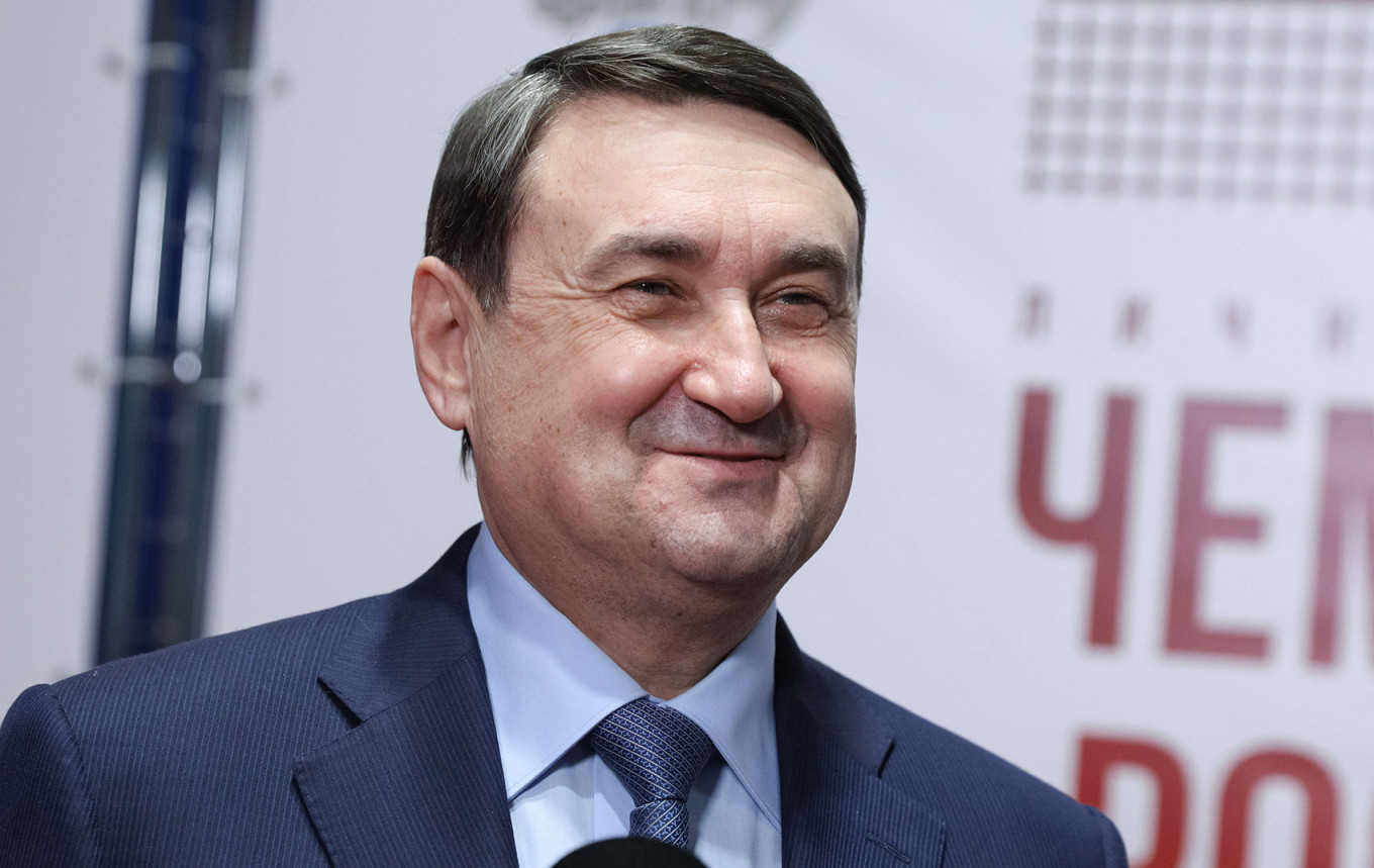Помощник президента Игорь Левитин стал богатейшим чиновником Кремля. За год он заработал 43 млн руб. Также он задекларировал квартиру в долевой собственности и автомобиль Mercedes-Benz GLC 250