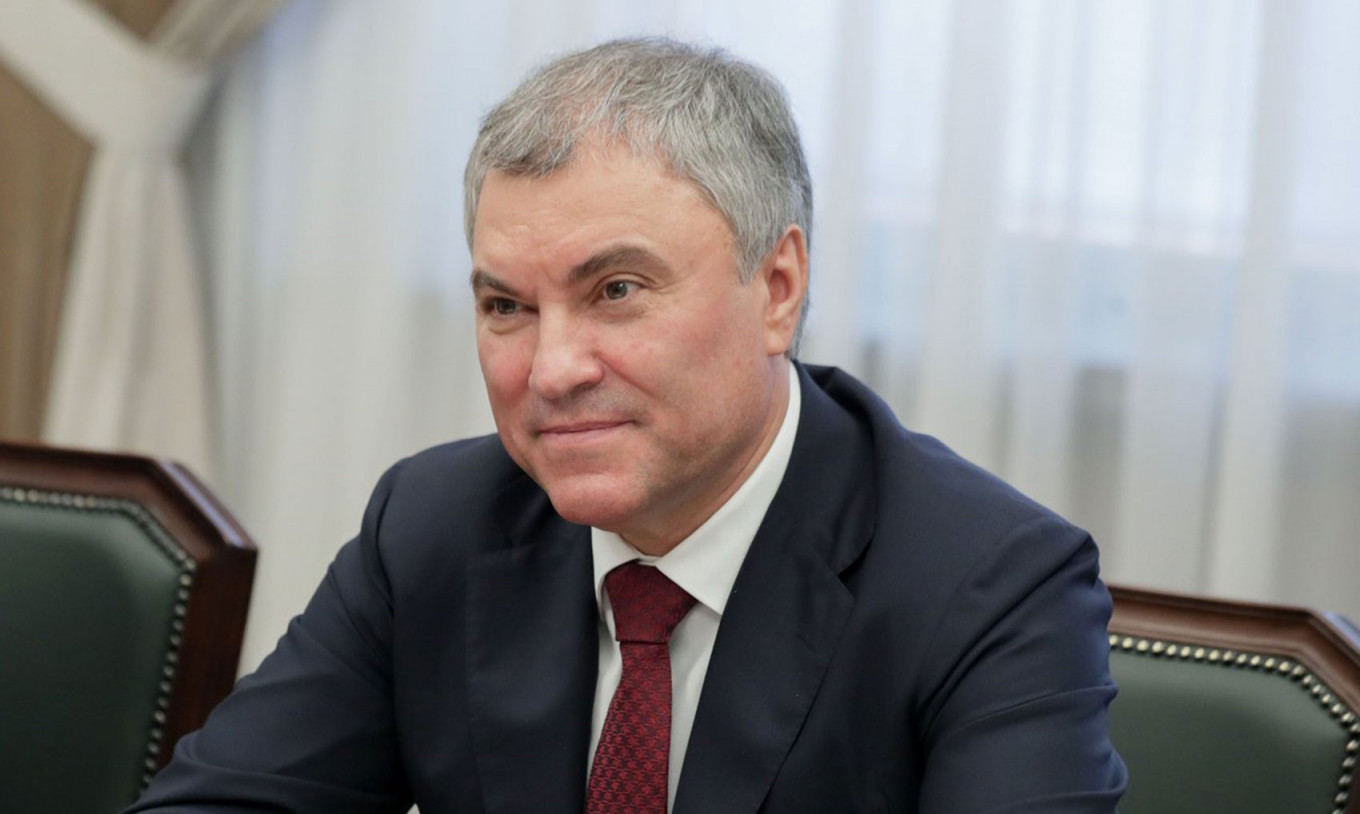 Доход спикера Госдумы Вячеслава Володина в 2020 году составил около 84,5 млн руб., что на 16,2 млн руб. меньше, чем в 2019 году. В его декларации указаны жилой дом площадью почти 1000 кв. м, квартира площадью 174,3 кв. м, машиноместо, две нежилые и две хозяйственные постройки, теплица, очистное сооружение, земельный участок под дачное строительство (более 8300 кв. м) и два гостевых дома площадью 208,60 и 468,10 кв. м с тремя машиноместами