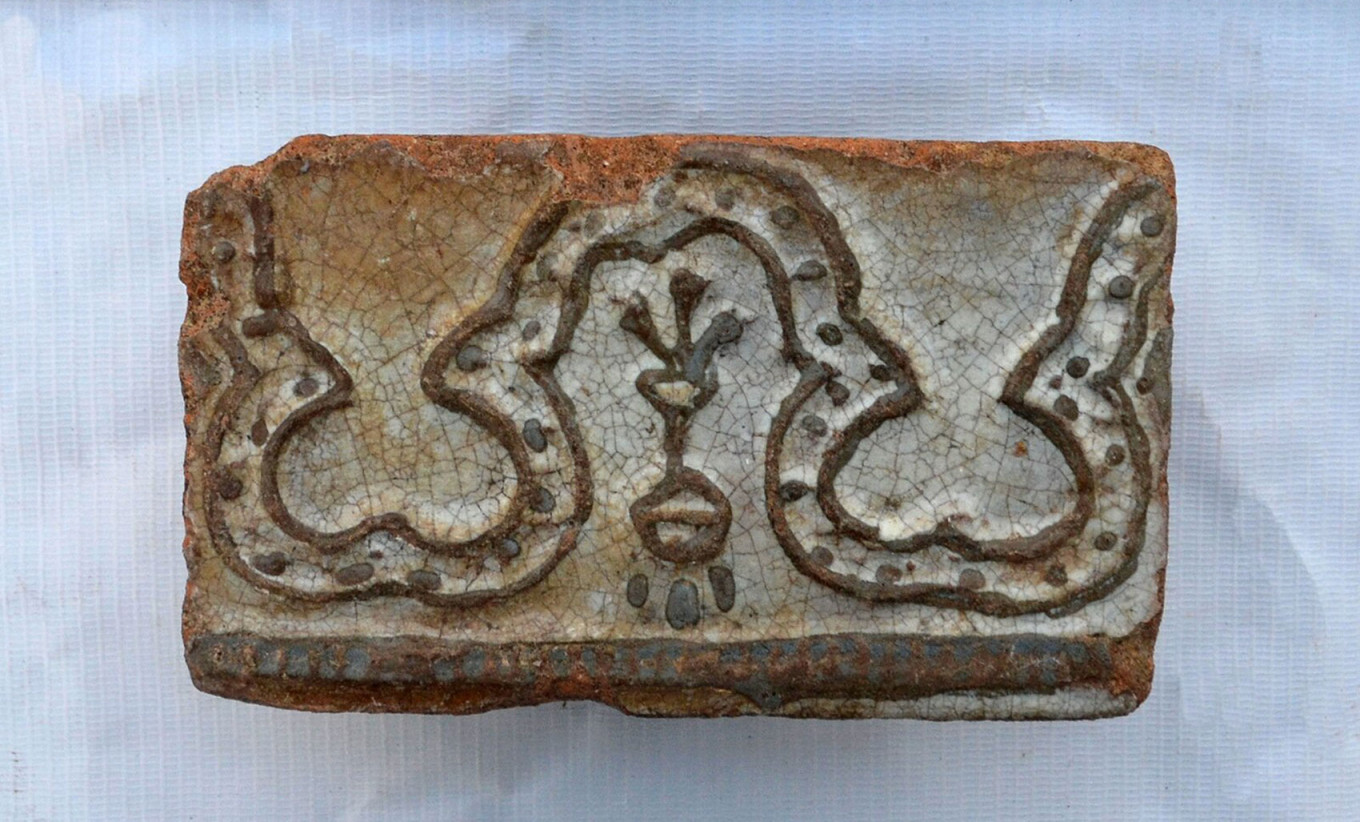 На месте кинотеатра также были обнаружены баночки для помад, фаянсовая статуэтка, фрагменты столовых сервизов с клеймами фабрики Фрэнсиса Гарднера, первого в России частного предприятия по производству фарфора