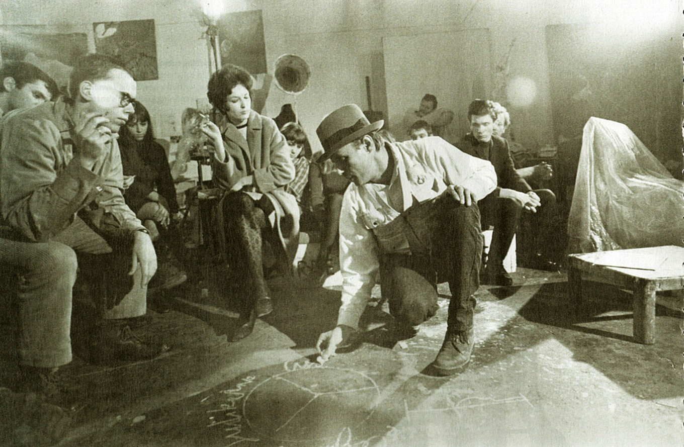 
				Йозеф Бойс преподает в дюссельдорфской академии искусств				 				Фото: Ute Klophaus /  bpk / Stiftung museum Schloss Moyland			