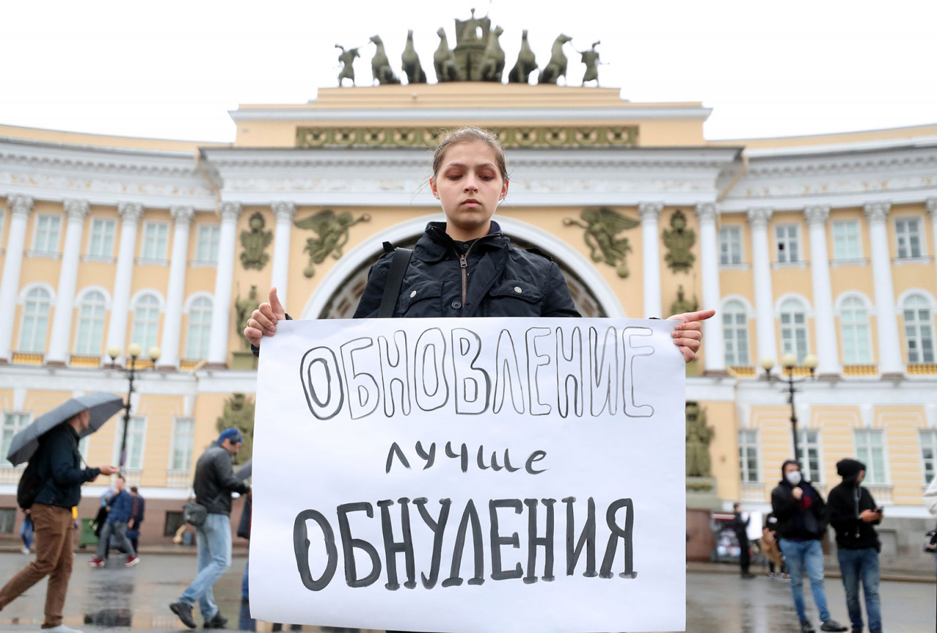 25 июня началось голосование по поправкам в Конституцию. Новая версия Основного закона России предусматривала «обнуление» сроков действующего президента, закрепляла понятие брака как союза мужчины и женщины, вводила положение о вере в Бога и русском языке как «языке государствообразующего народа»<br />
<br />
На фото: пикет против внесения поправок в Конституцию РФ в Санкт-Петербурге на Дворцовой площади
