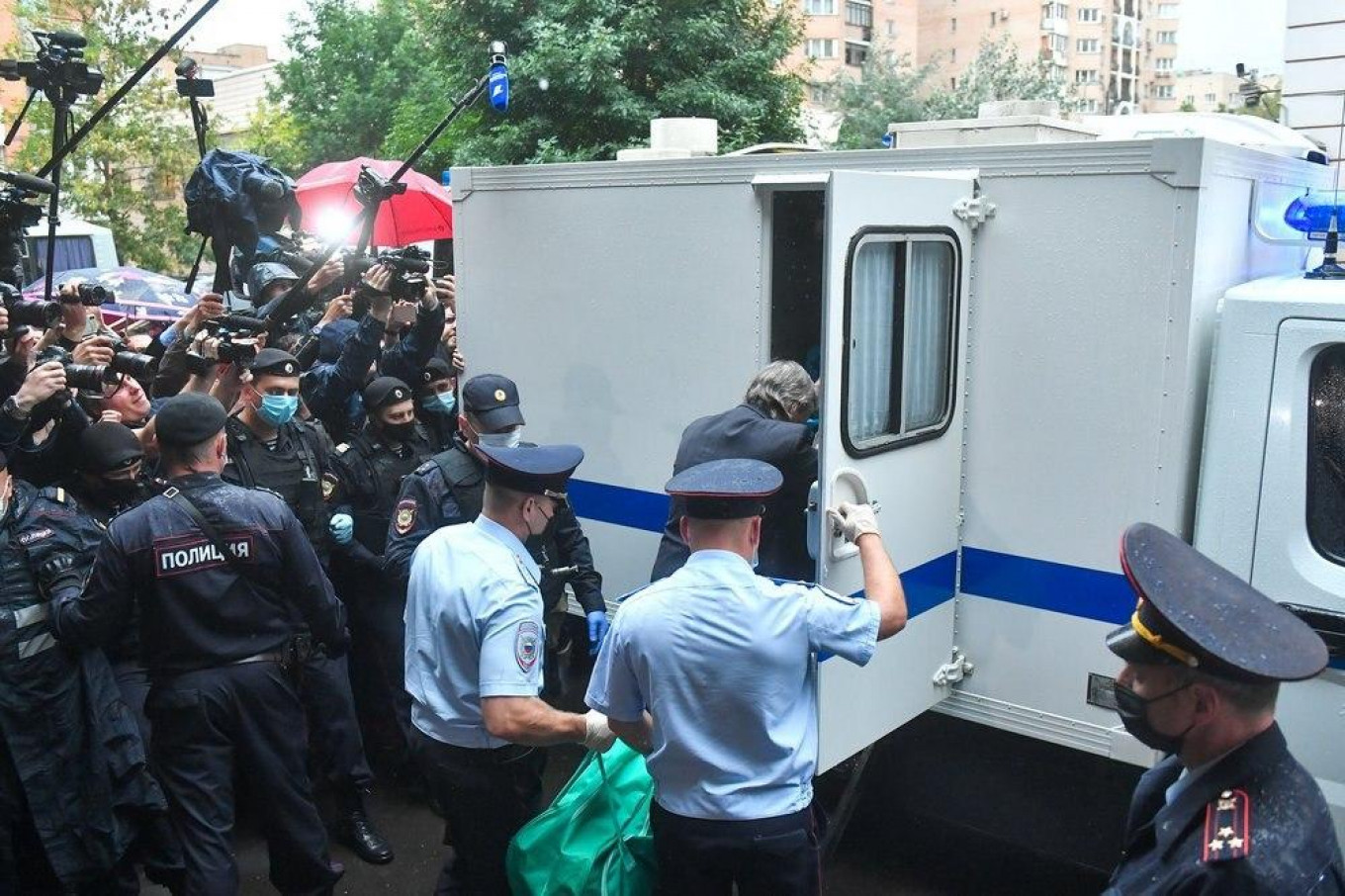 Ефремова вывели из зала суда в наручниках и посадили в автозак.
