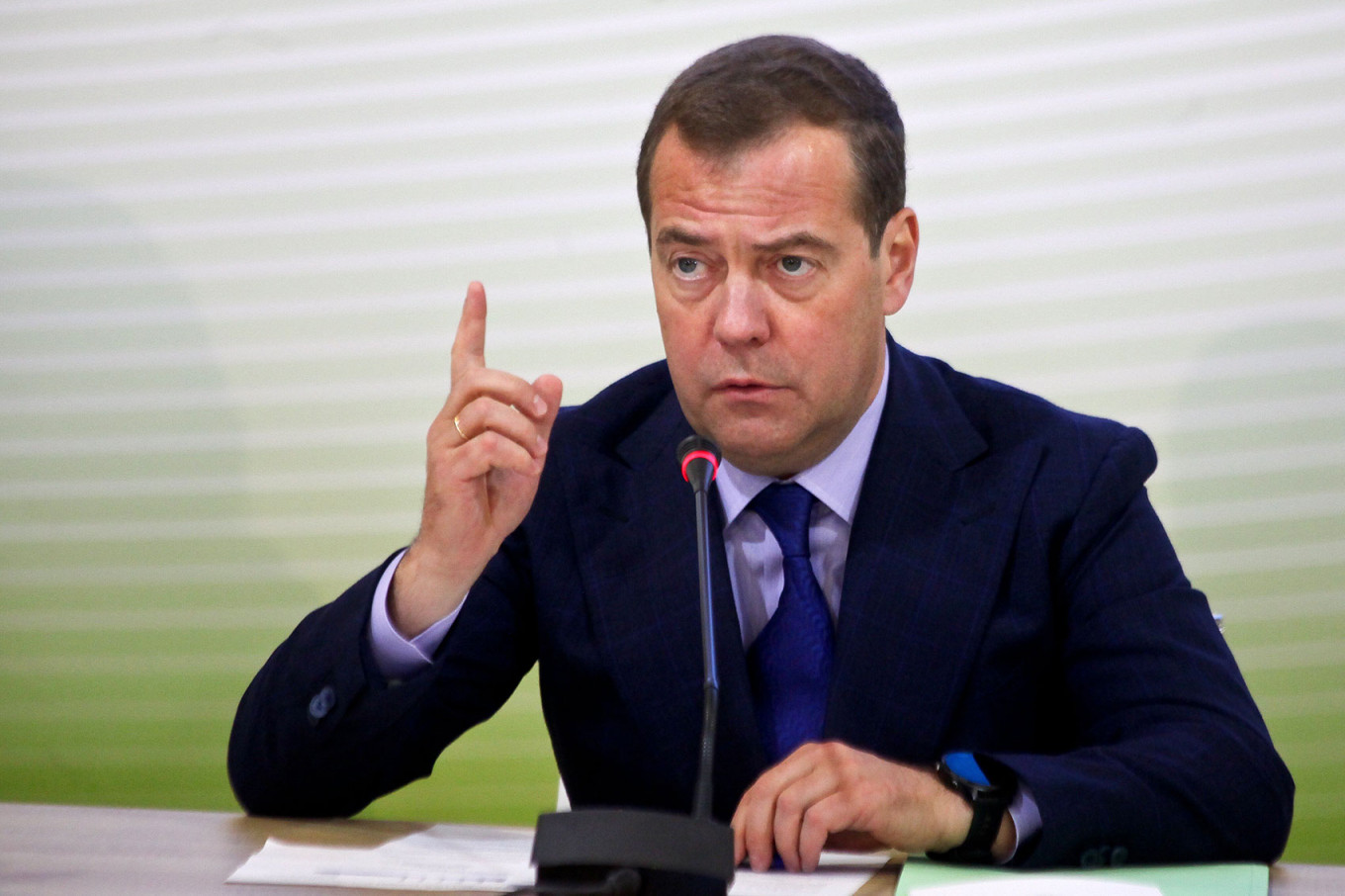 Доходы заместителя председателя Совбеза России Дмитрия Медведева выросли после того, как он покинул кресло председателя правительства. За 2020 год он заработал 18,1 млн руб., что на 64% больше, чем в 2019 году. В собственности экс-премьера по-прежнему находится квартира площадью 367,8 кв. м, автомобили «ГАЗ 20» и «ГАЗ 21»