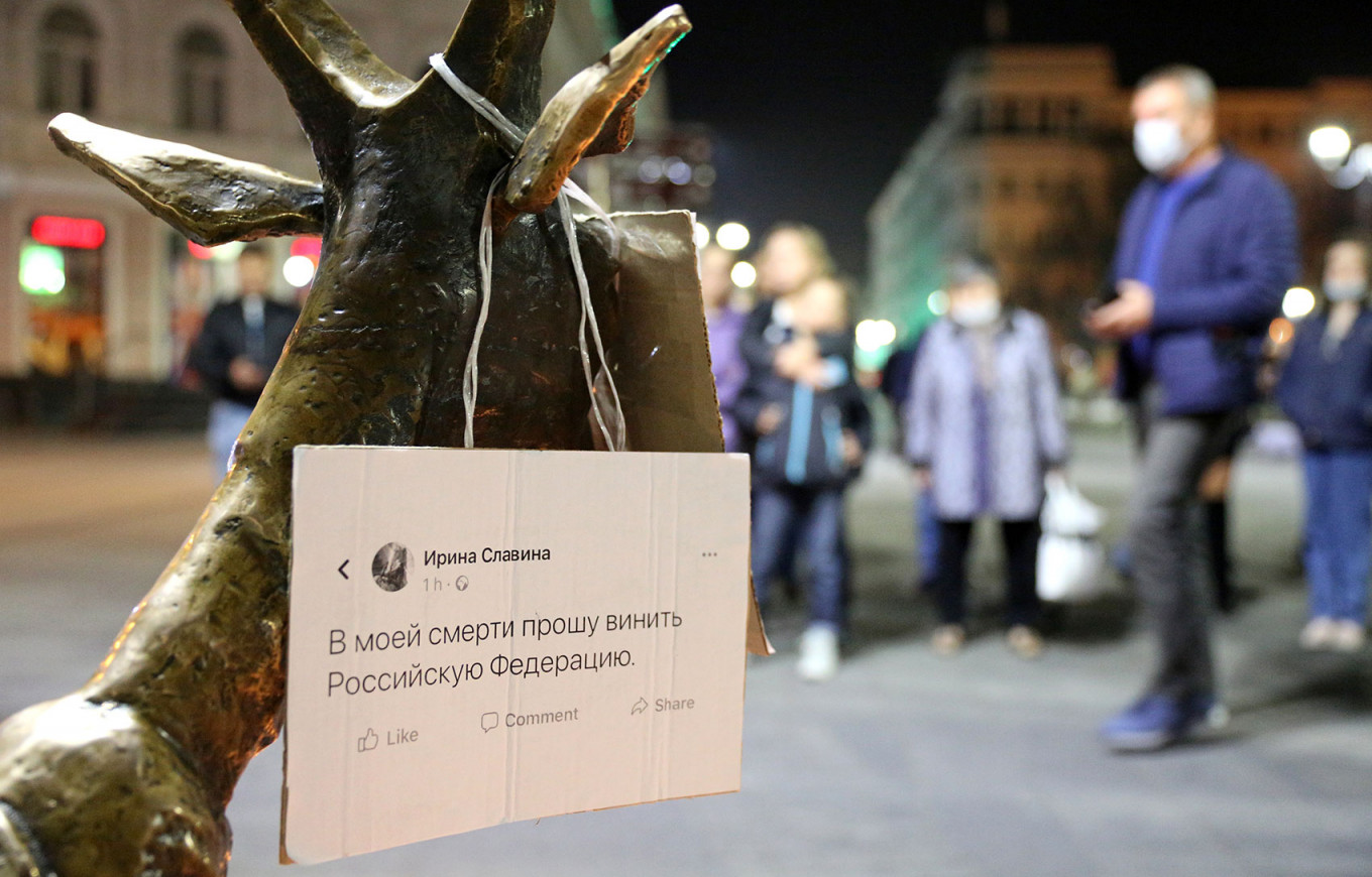 2 октября в Нижнем Новгороде журналистка Ирина Славина покончила с собой около здания ГУ МВД России по Нижегородской области<br />
<br />
На фото: стихийный мемориал в память о редакторе «Коза пресс» Ирине Славиной в Нижнем Новгороде