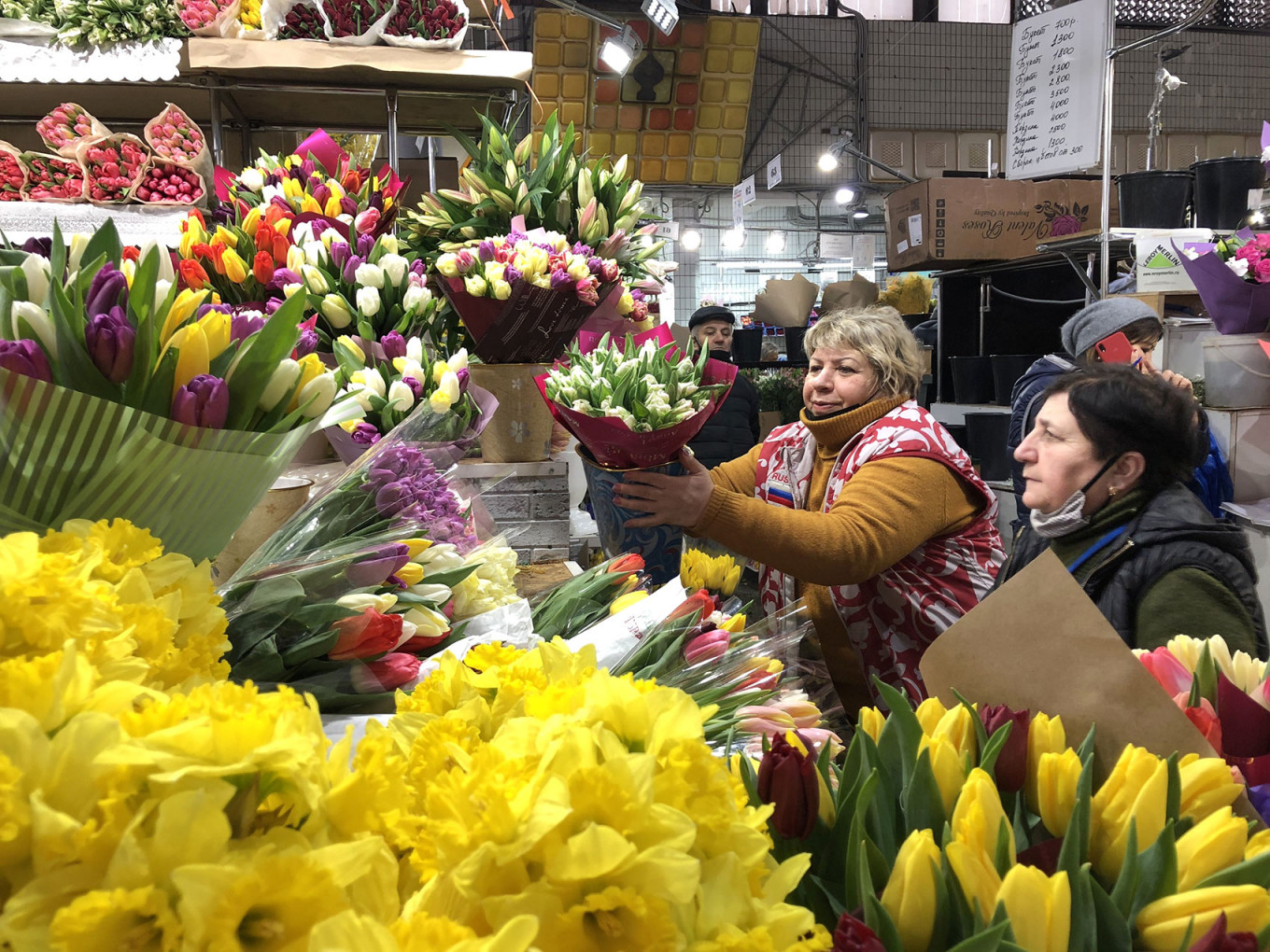 Продажа цветов на Рижском рынке в Москве