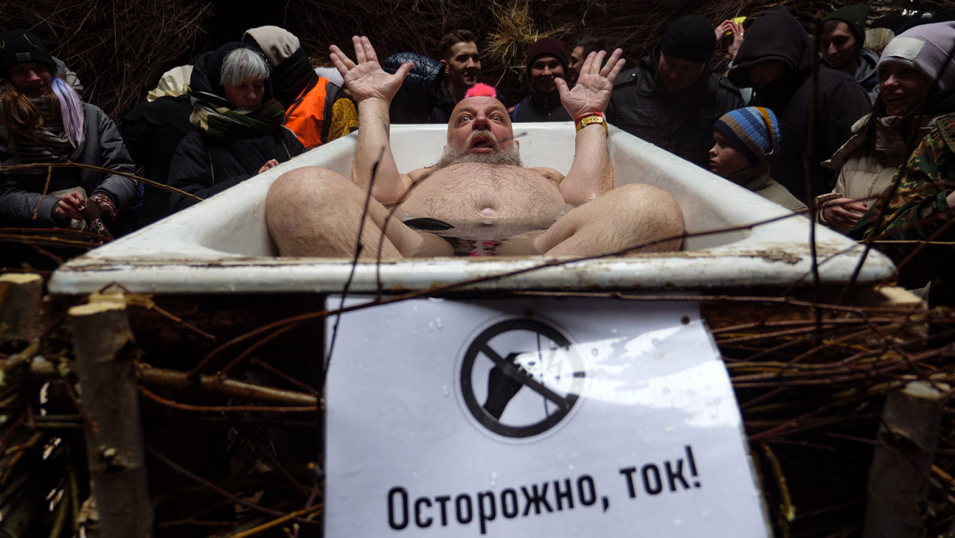 Николай Полисский тогда опубликовал пост в фейсбуке, в котором ответил на обвинения и объяснил, что сожженная конструкция не имитировала храм, а всего лишь отсылала к готической архитектуре. Также художник согласился «использовать все свои возможности для того, чтобы предать этот проект забвению», если представители католической и православной церквей найдут в акции «что-то кощунственное в адрес веры». Полисский попросил прощения у всех, кого невольно обидел своей акцией<br />
На фото: перформанс Пахома «Великое лежание»