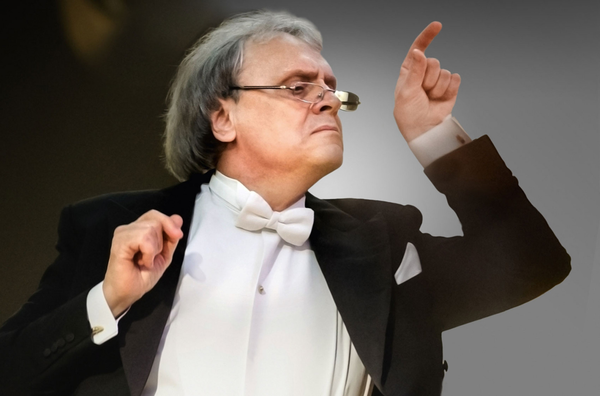 Александр Лазарев – в 1970-1990-е гг. дирижер Большого театра, в 1987-1995 даже главный дирижер, обладатель крупной и эффектной манеры. Однако именно он вел концерты ансамбля солистов Большого театра на камерных сценах, в частности, в Доме композиторов на улице Неждановой, где жадно усваивались программы новой музыки. Интеллектуальным лидером ансамбля, впрочем, был виолончелист и музыковед Александр Ивашкин