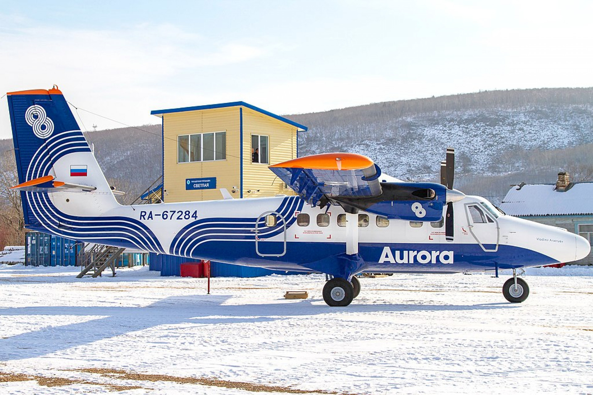 Канадский турбопроп DHC-6 впервые поднялся в небо в далеком 1965 г. В гражданской авиации России первые модернизированные самолеты DHC-6 Twin Otter Series 400 появились в самом начале прошлого десятилетия, на Дальнем Востоке