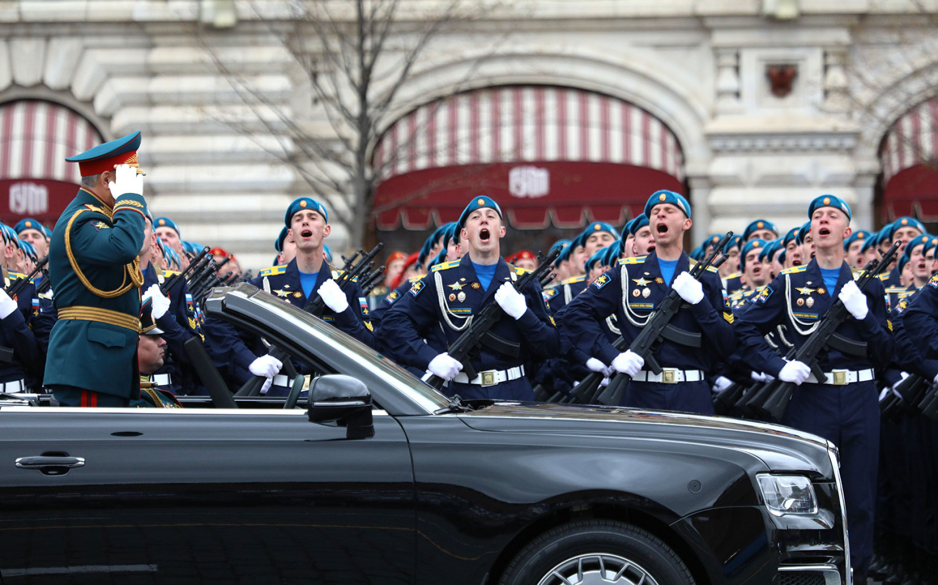 Министр обороны РФ Сергей Шойгу (слева) во время военного парада на Красной площади, посвященного 76-й годовщине Победы в Великой Отечественной войне
