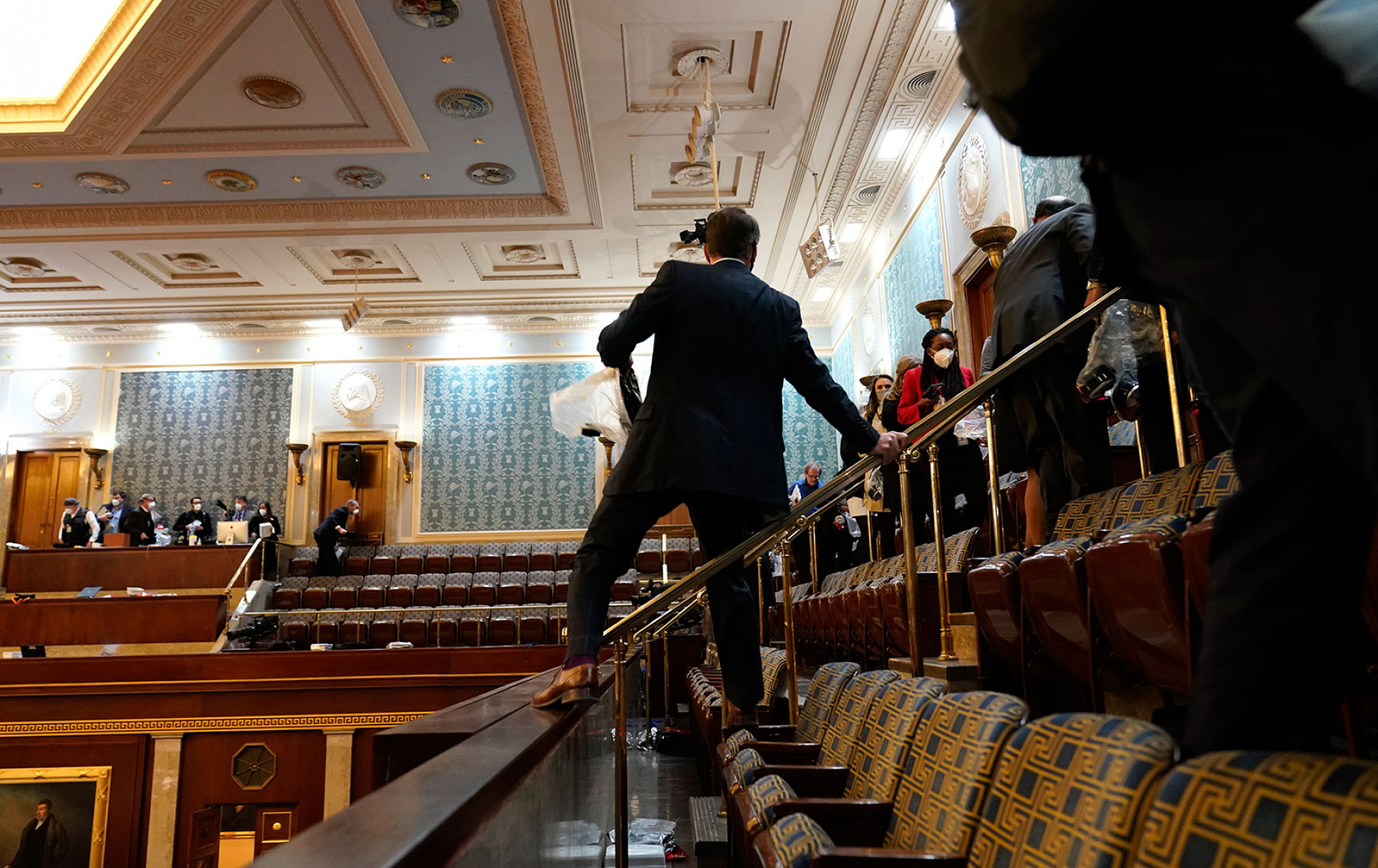 Ситуация в здании Конгресса США в Вашингтоне, куда ворвались сторонники действующего президента Дональда Трампа.